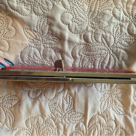 Red faux crocodile leather clutch - Picture 5 of 13